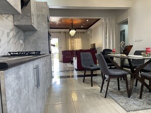 Apartament Deluxe | Cuina privada | Frigorífic, microones i liquadora 