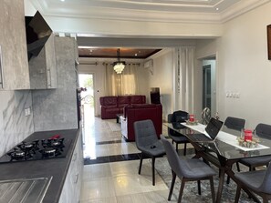 Deluxe Apartment | Private kitchen | Fridge, microwave, blender, cookware/dishes/utensils - PEACE GUEST HOUSE (Yaoundé)