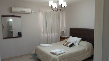 3 habitaciones, tabla de planchar con plancha, wifi y ropa de cama