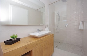 Shower, hair dryer - Amazing home in Makarska (Makarska)