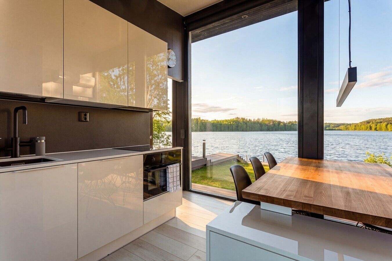 Eine moderne Küche mit einem großen Fenster mit Seeblick.