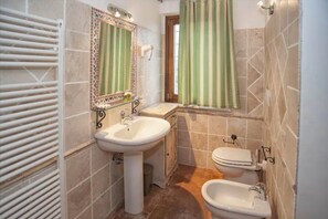 Dutxa, assecador de cabells, bidet i tovalloles