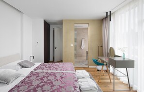 Iron/ironing board, free WiFi, bed sheets