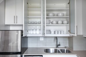 Kühlschrank, Mikrowelle, Ofen, Herdplatte