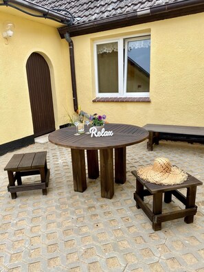 Outdoor dining - Holiday Home 'Fischerhaus Zecherin' with Private Terrace, Private Garden and Wi-Fi (Zecherin)