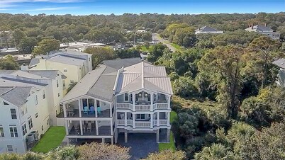 Luxurious Stay Near the Ocean, Heated Pool Access