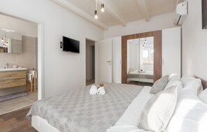 3 habitaciones, tabla de planchar con plancha y cuna de viaje 