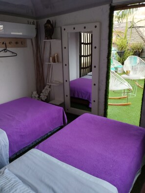 Habitación económica con 2 camas individuales | Mobiliario individual, wifi gratis, ropa de cama