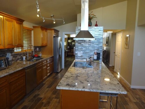 Great conveniently located home. Near mall and many restaurants. 