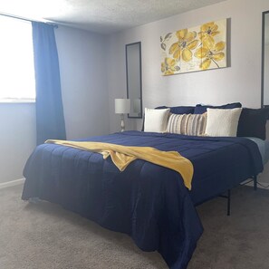 1 bedroom, iron/ironing board, travel crib, WiFi - King Bed. Funny Bone, Fraze, WPAFB, museum Adventure Reef. Fun get away!  (Kettering)