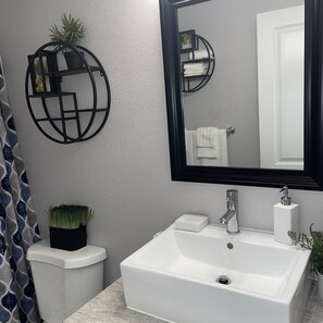 Hair dryer, towels, soap, shampoo - King Bed. Funny Bone, Fraze, WPAFB, museum Adventure Reef. Fun get away!  (Kettering)