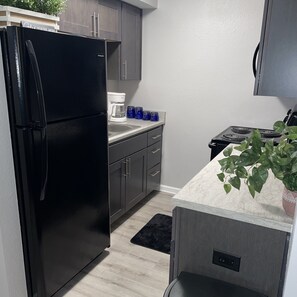 Fridge, microwave, oven, stovetop - King Bed. Funny Bone, Fraze, WPAFB, museum Adventure Reef. Fun get away!  (Kettering)