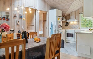 Fridge, microwave, stovetop, dishwasher - Awesome home in Rødby with kitchen (Rødby)
