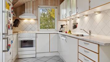 Réfrigérateur, micro-ondes, plaque de cuisson, lave-vaisselle