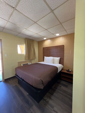 Desk, soundproofing, free WiFi - Executive Inn & Suites Near Lackland AFB (San Antonio)