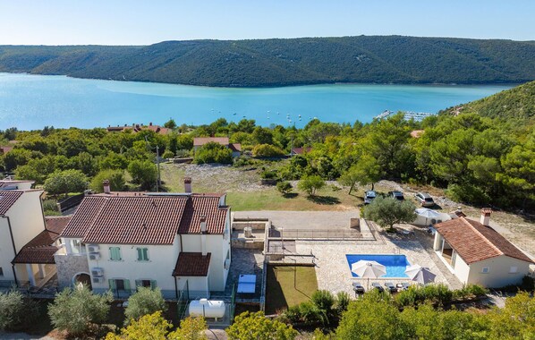 A coastal property with a swimming pool, multiple buildings, and a view of the sea. - APARTMENT OLIVA VERDE (Labin - Rabac)