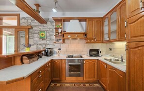 Kjøleskap, ovn, oppvaskmaskin og kaffetrakter/tekoker