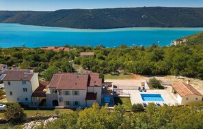 A coastal property with a swimming pool, multiple buildings, and a view of the sea. - APARTMENT OLIVA VERDE (Labin - Rabac)