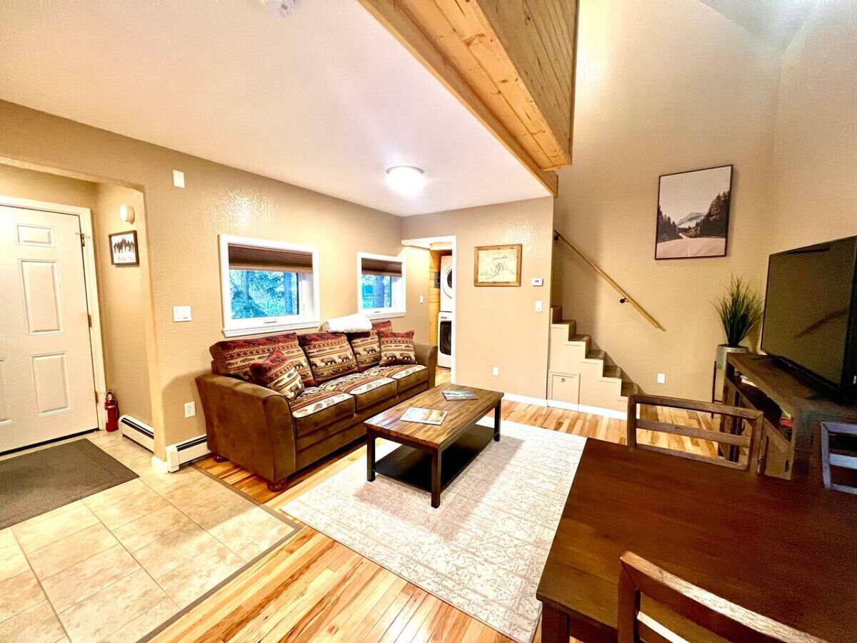 Smart TV, chimenea y libros 