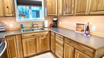 冷蔵庫、電子レンジ、オーブン、コンロ