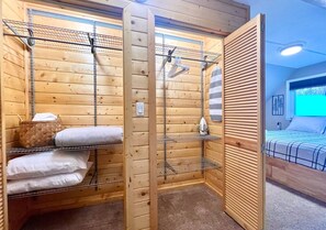 1 habitación, escritorio, tabla de planchar con plancha y cuna de viaje 