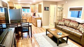 スマートテレビ、暖炉、書庫