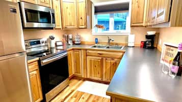 Geladeira, micro-ondas, fogão, cooktop