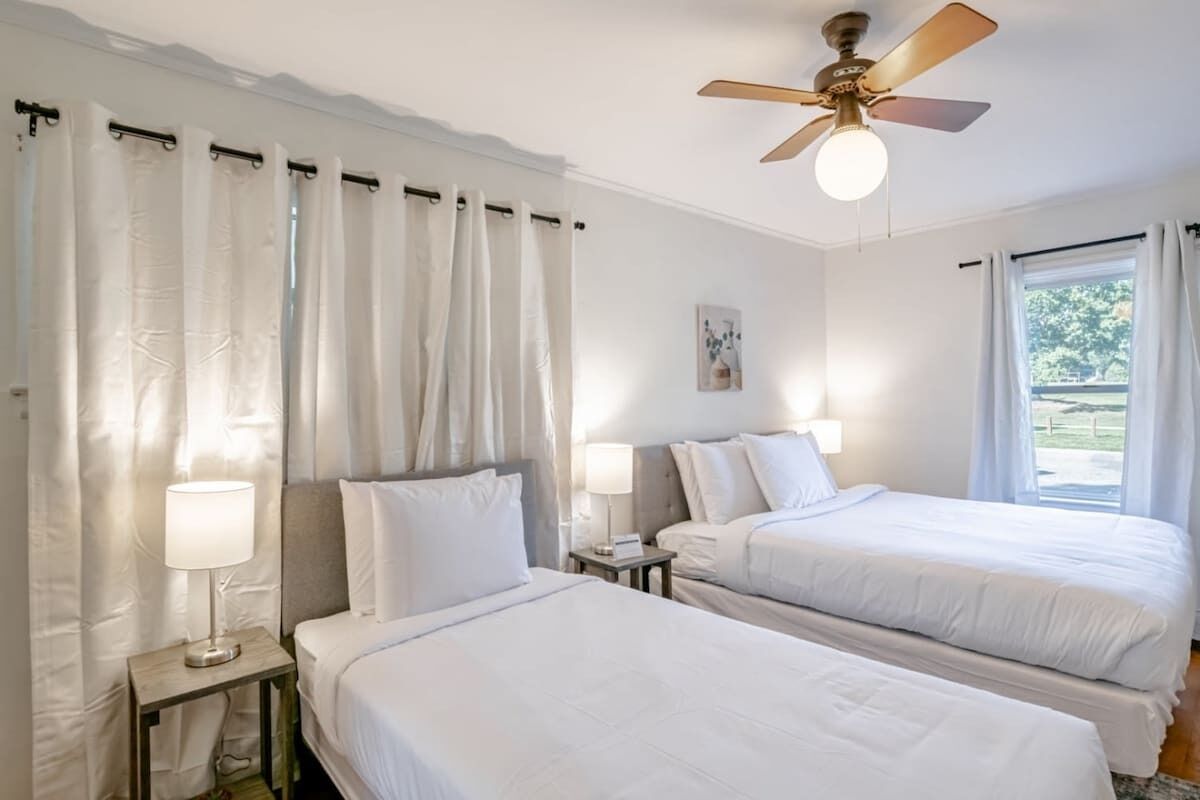 3 chambres, bureau, fer et planche à repasser, lit parapluie