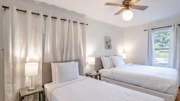 3 bedrooms, desk, iron/ironing board, travel crib