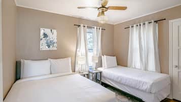 3 chambres, bureau, fer et planche Ă repasser, lit parapluie