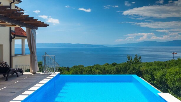 A swimming pool with a view of the sea and mountains. - Awesome home in Kostrena (Kostrena)