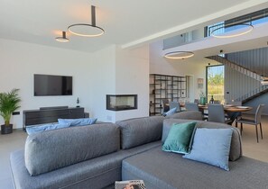 تلفزيون، مدفأة، ستيريو