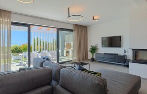 TV, peis og stereoanlegg