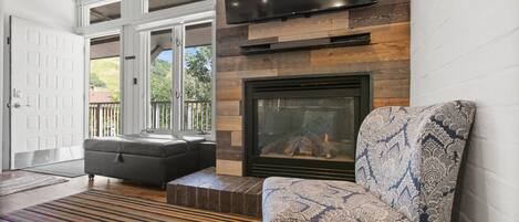 Tv, eldstad och en stereo