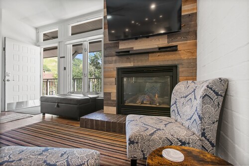 Great Views, Walk to Slopes, 2 Hot Tubs, Private W/D