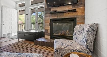 Great Views, Walk to Slopes, 2 Hot Tubs, Private W/D