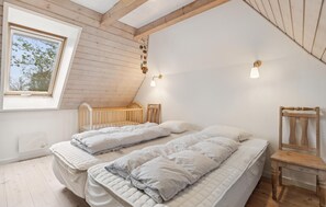 3 bedrooms, travel cot, free WiFi - Awesome home in Bredebro with WiFi (Bredebro)