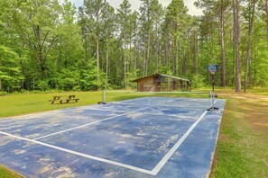 Sports court - Tree-Lined Higden Retreat: Close to Parks + Trails (Higden)