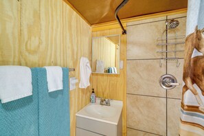 Hair dryer, towels - Cozy Higden Studio: Close to Greers Ferry Lake! (Higden)