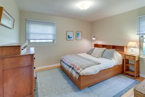 2 bedrooms, desk, iron/ironing board, WiFi
