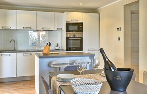 Refrigerador, horno, lavavajillas y cafetera y tetera 