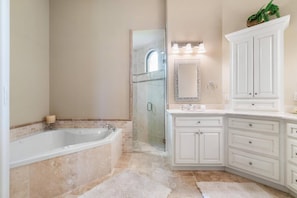 Shower, hair dryer, towels - Spacious Waterfront Home - Great Location & Perfect for Families ~Pool, Wi-Fi, Beach Gear & More! (Marco Island)