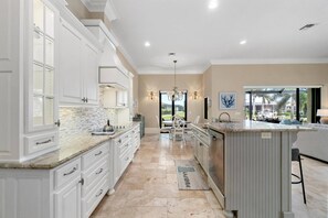 冷蔵庫、電子レンジ、オーブン、コンロ