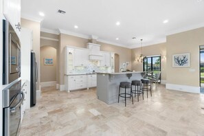 冷蔵庫、電子レンジ、オーブン、コンロ