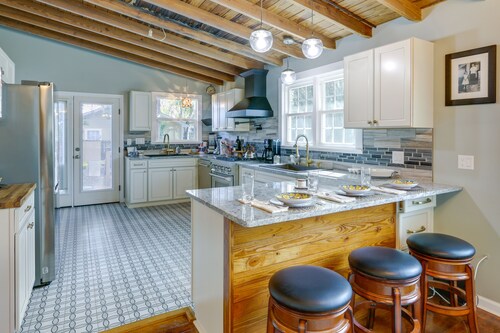 Inviting Quincy Cottage: Walk to Historic Downtown