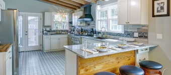 Inviting Quincy Cottage: Walk to Historic Downtown