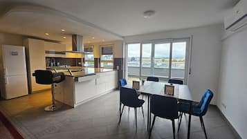 Petit déjeuner buffet (13 EUR par personne)