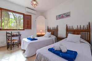 4 habitaciones, tabla de planchar con plancha, wifi y ropa de cama 