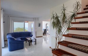 Eldstad, dvd-spelare, bordsfotboll och ett bordtennisbord