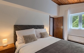 8 quartos, ferros/tábuas de passar roupa, berço de viagem